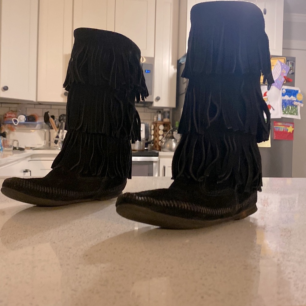 Black fringe Minnetonka boots - Picture 13 of 16